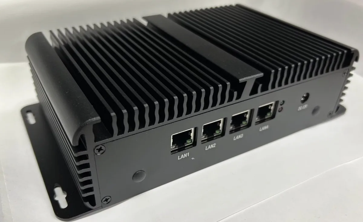 オンプレミスPBXの小型筐体（実機写真）。ファンレスの放熱フィンと4つのLANポートを備えた省スペース筐体